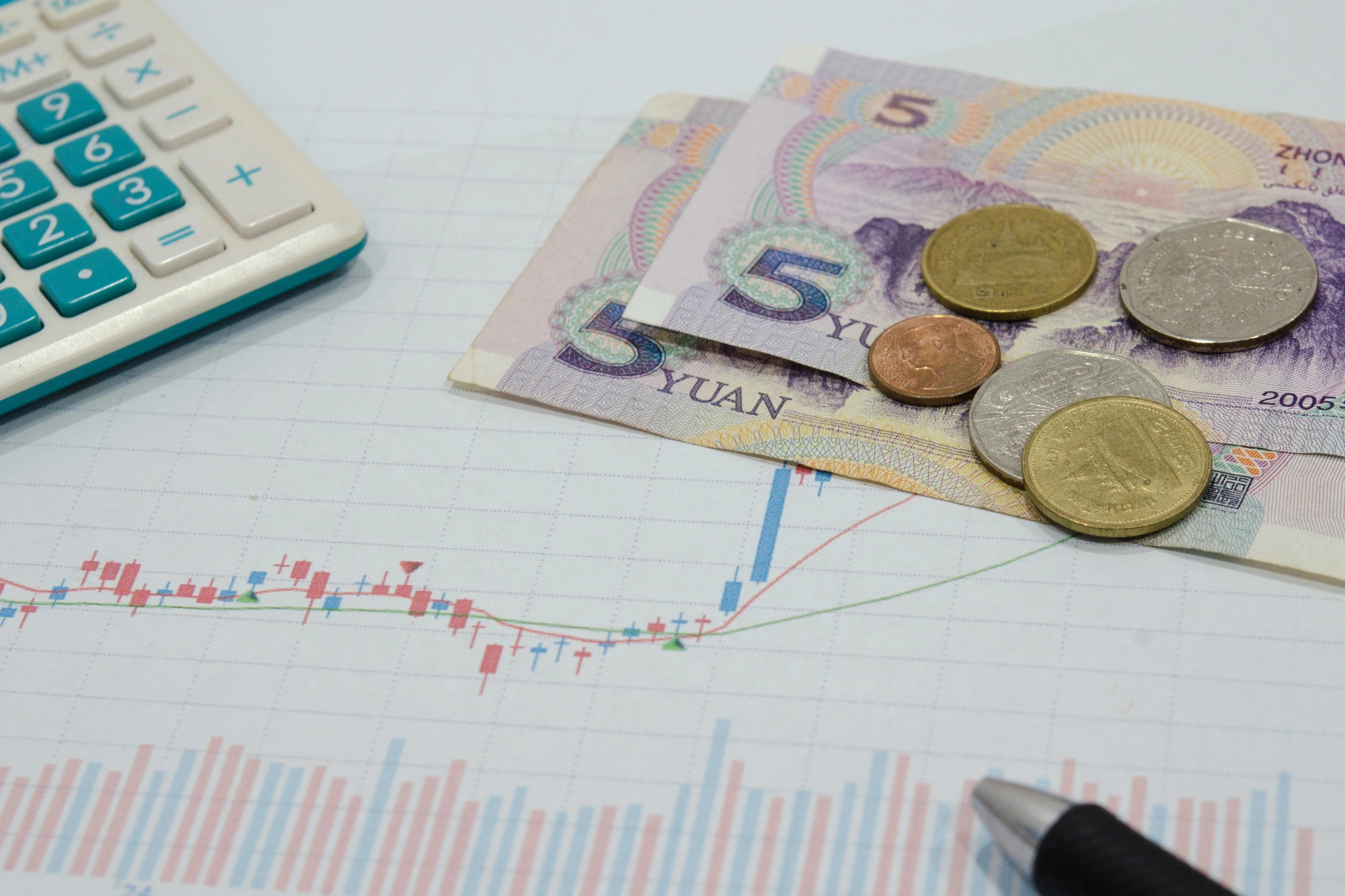 Euró bankjegyek és érmék grafikonon, gazdasági adatelemzés illusztrációja