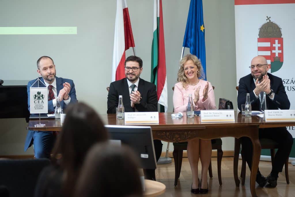 Férfi előadó beszédet tart a CEA logója előtt