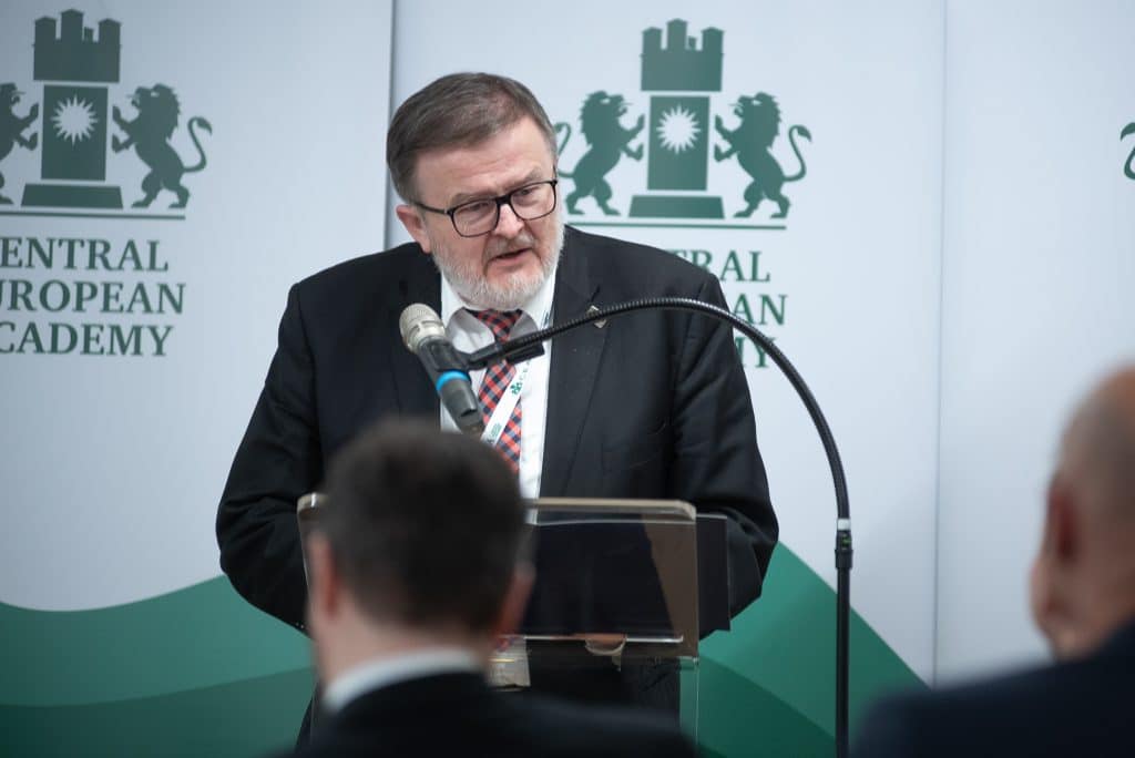 Férfi előadó beszédet tart a CEA logója előtt