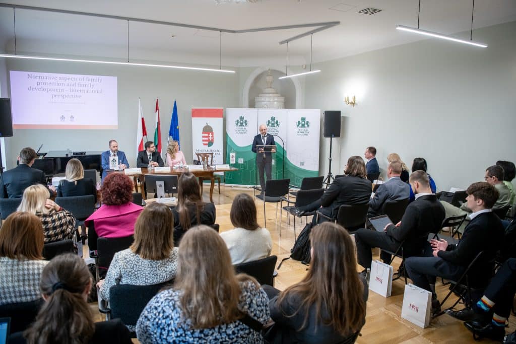 Közönség tagjai figyelmesen hallgatják az előadást