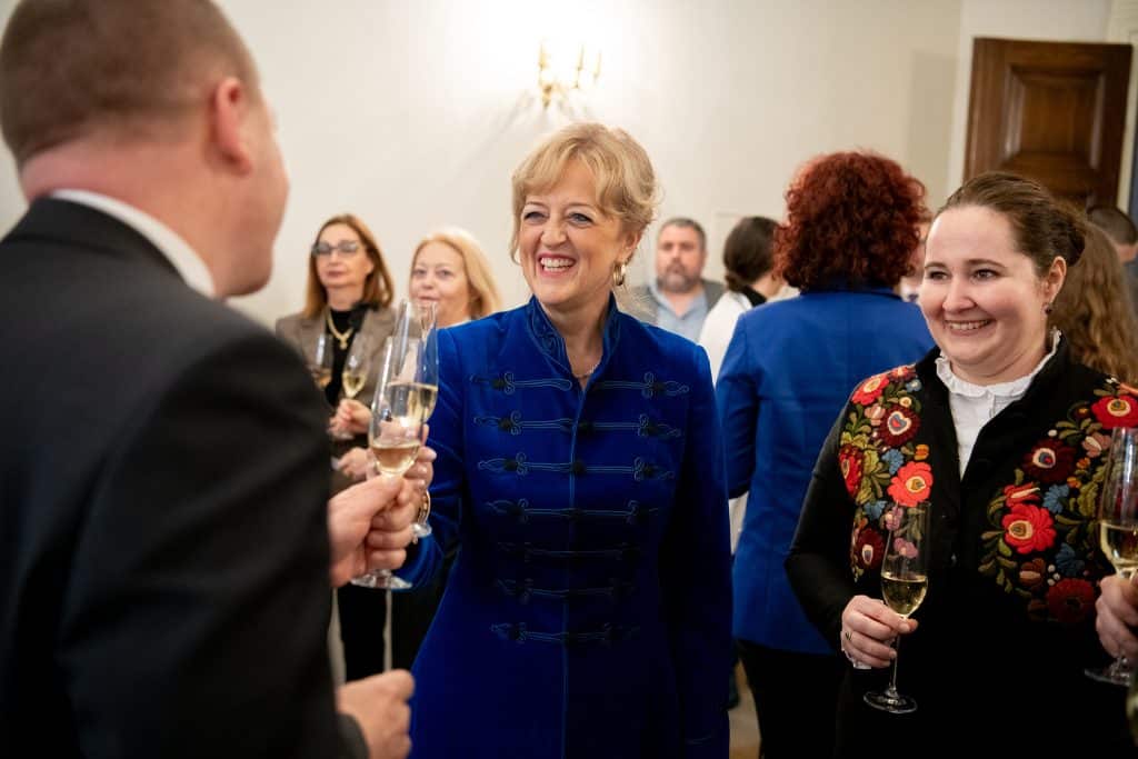 Résztvevők beszélgetnek a konferencia szünetében