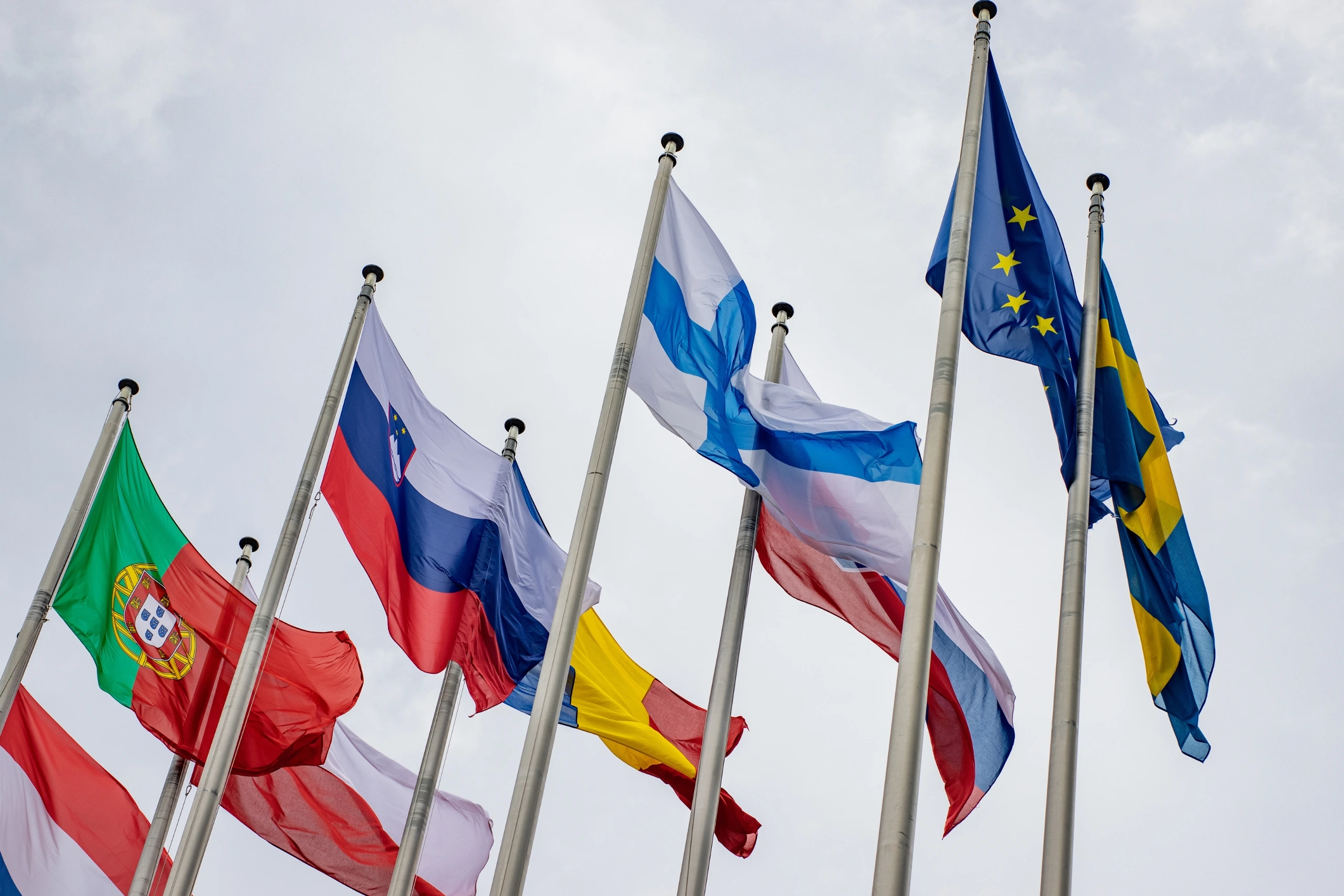 Több európai ország zászlója lobog az égen