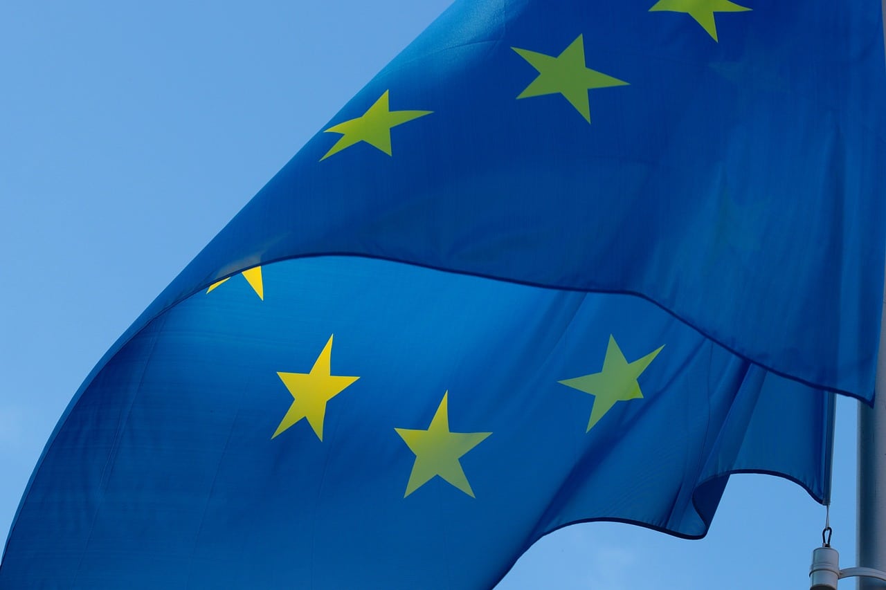 Európai Unió zászlója épület homlokzatán