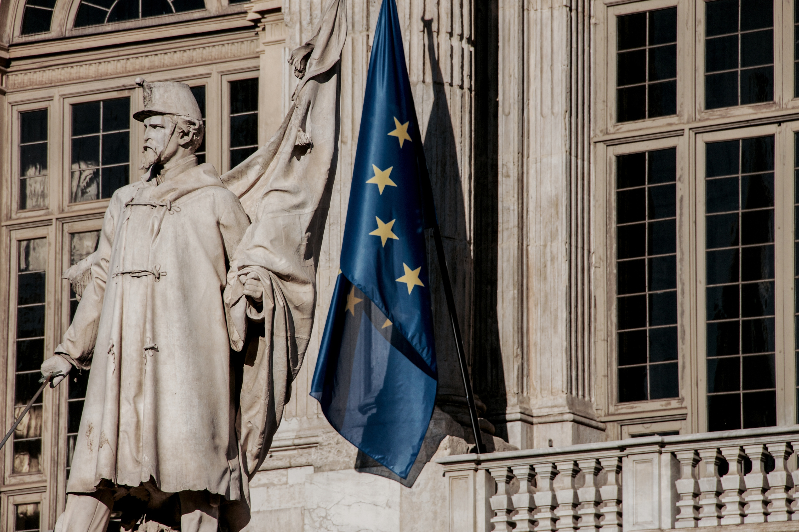 Európai Unió zászlaja történelmi épület előtt