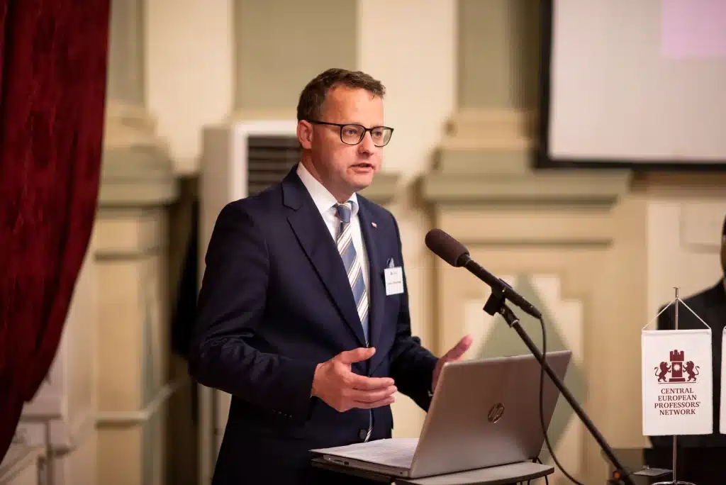 Male speaker giving a speech in front of the CEA logo