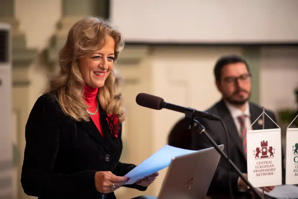 Female speaker giving a speech in front of the CEA logo