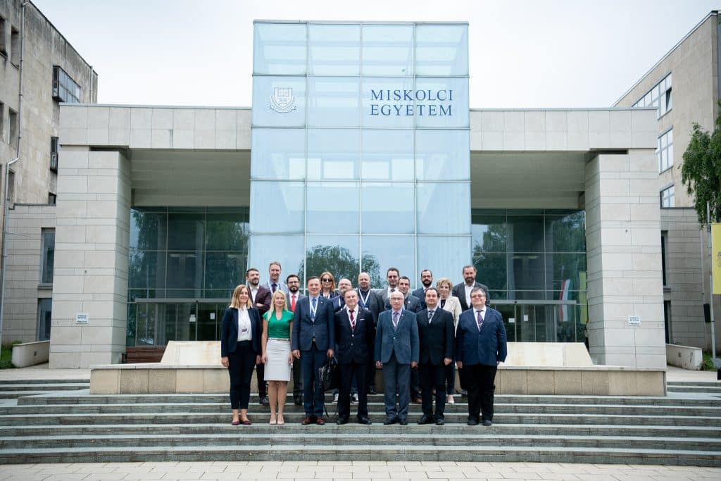 Csoportkép a Miskolci Egyetem főépülete előtt
