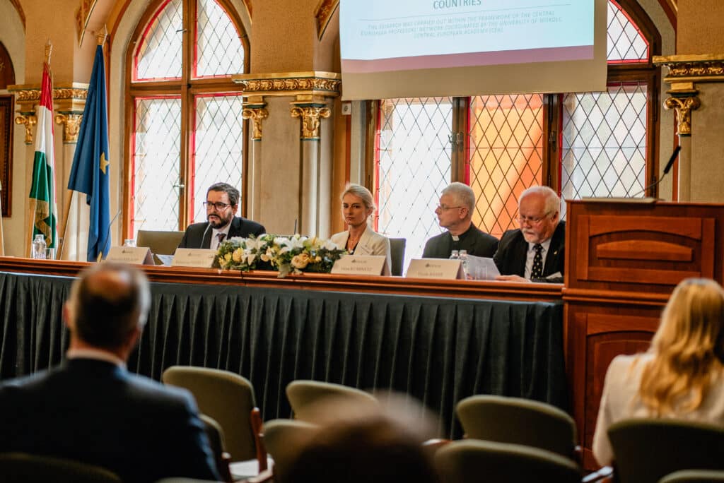 Panelbeszélgetés résztvevői a színpadon