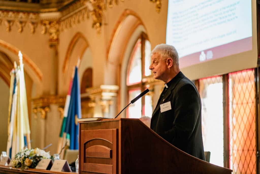 Férfi előadó beszédet mond a pódiumon