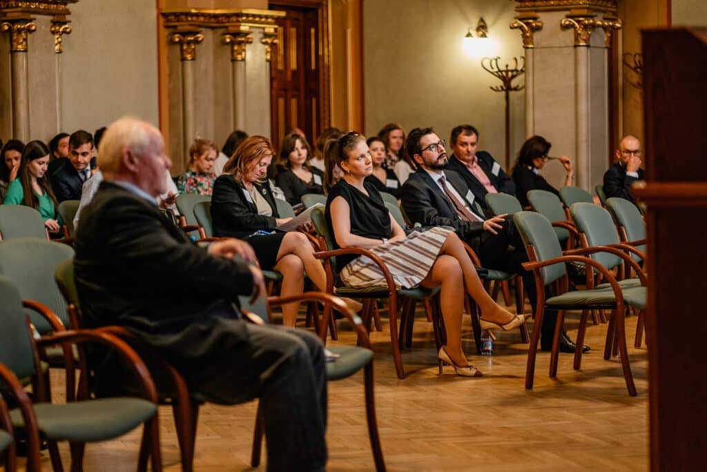 Hallgatóság konferencia teremben