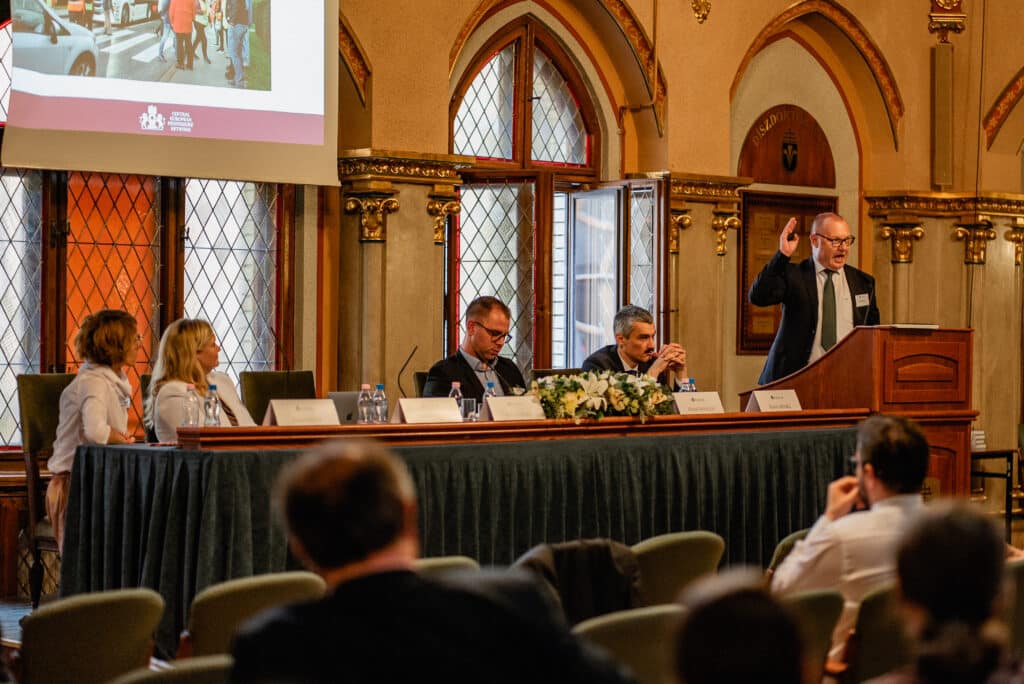 Panelbeszélgetés résztvevői a színpadon