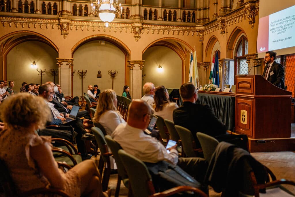 Hallgatóság konferencia teremben