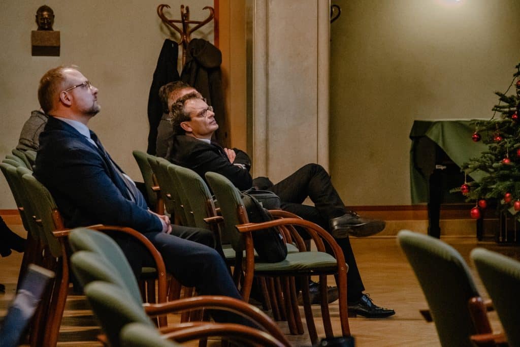 Közönség tagjai figyelmesen hallgatják az előadást