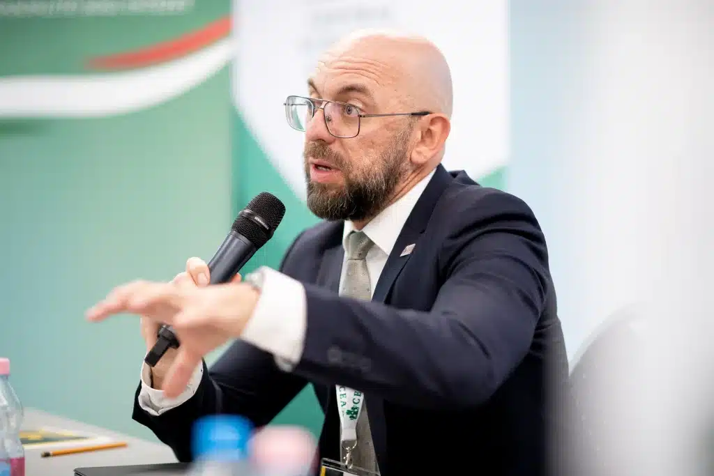 Male speaker giving a speech in front of the CEA logo