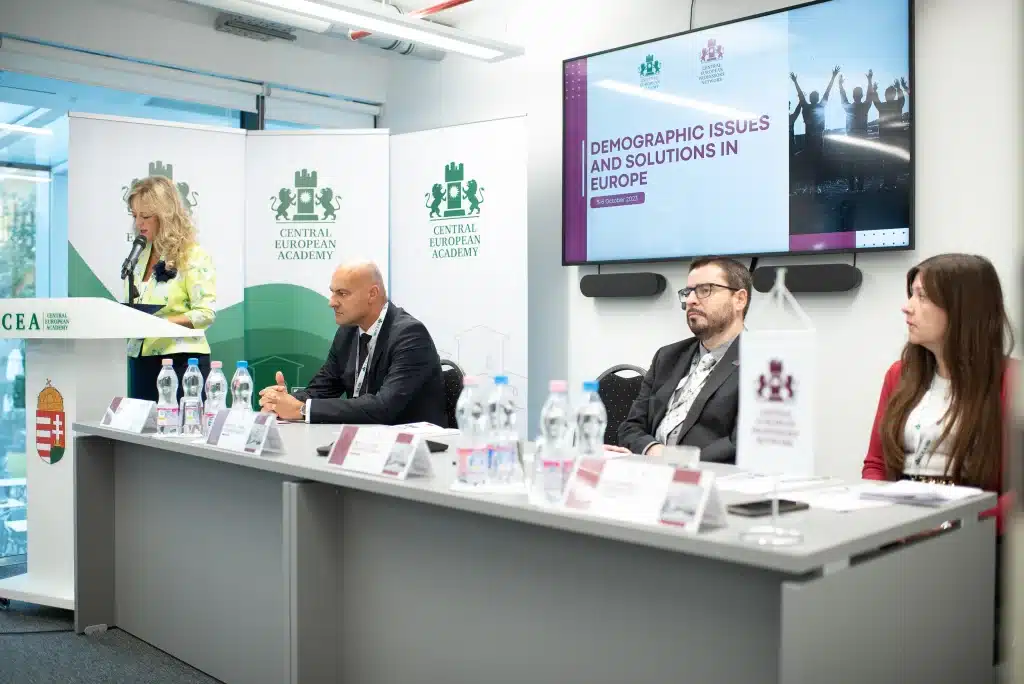 Női előadó beszél a CEA pódiumán, hallgatóság előtt