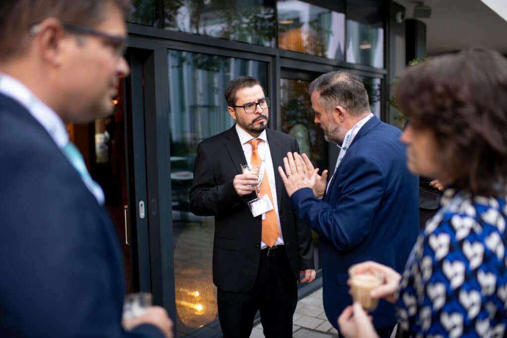 Résztvevők beszélgetnek egy konferencia kávészünetében