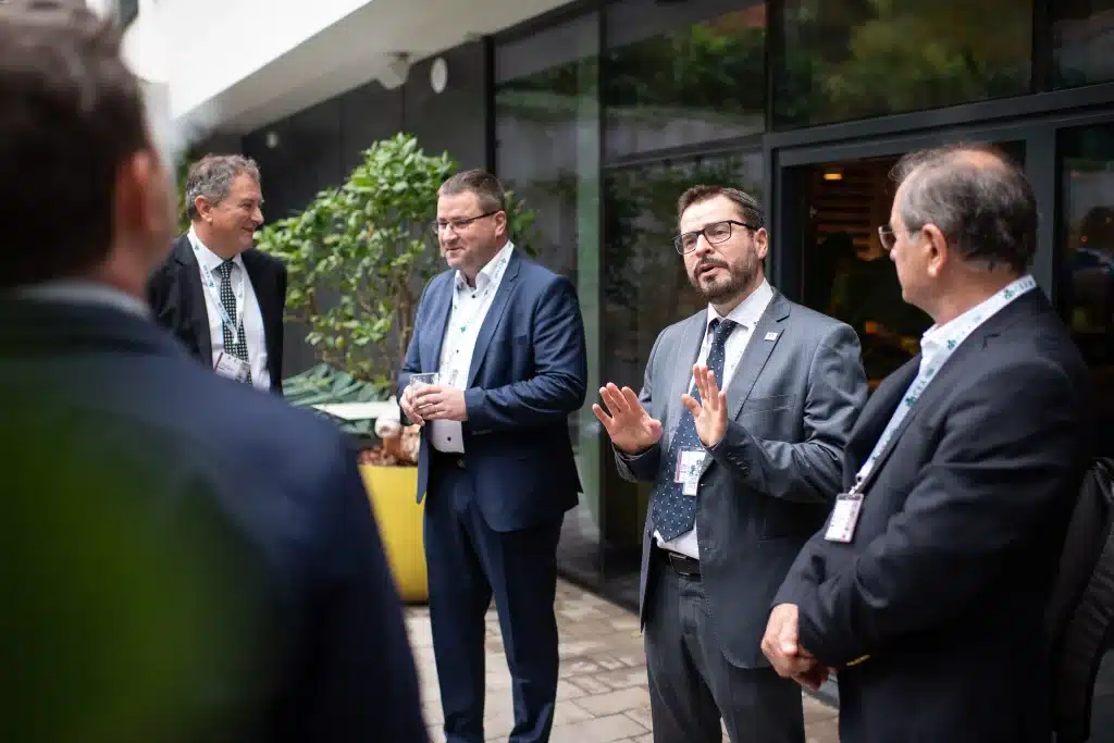 Résztvevők beszélgetnek a konferencia szünetében