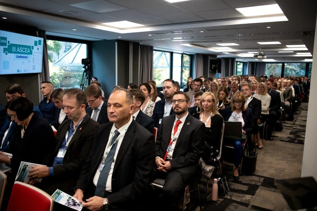 Résztvevők figyelmesen hallgatják az előadást a III. ASCEA konferencián.