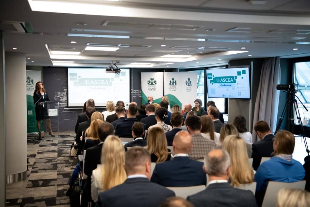 Előadó a III. ASCEA konferencián, a közönség felé fordulva tart előadást.