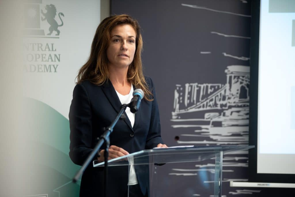 Varga Judit előadó a pulpitusnál beszédet mond a III. ASCEA konferencián.