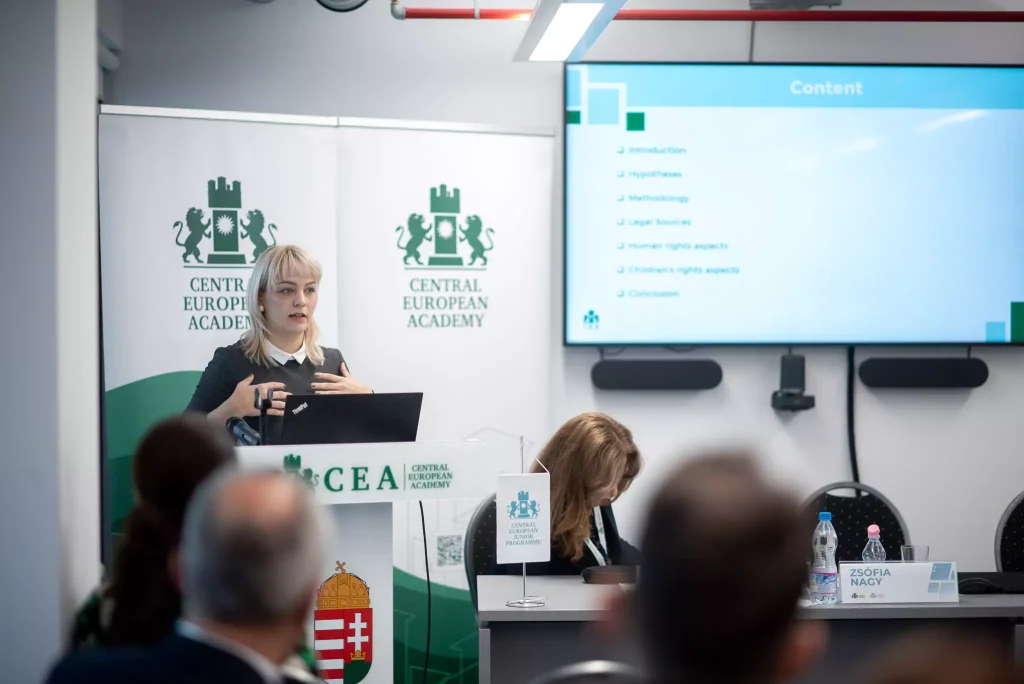 Női előadó beszél a CEA pódiumán, hallgatóság előtt