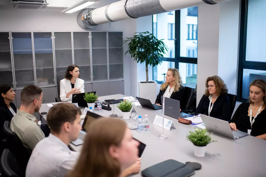 Közönség tagjai figyelmesen hallgatják az előadást