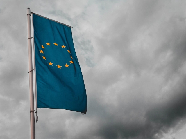 Európai Unió zászló szürke felhők előtt
