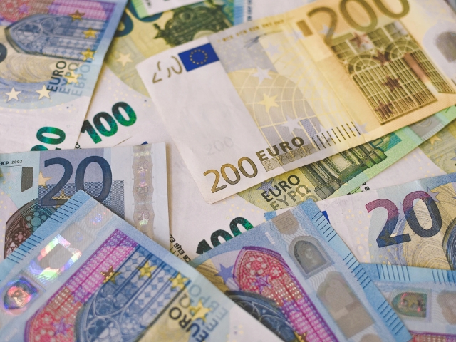 Euró bankjegyek különböző címletekben