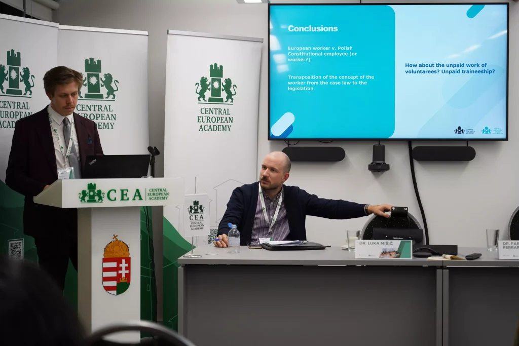 Férfi előadó beszél a CEA pódiumán, hallgatóság előtt