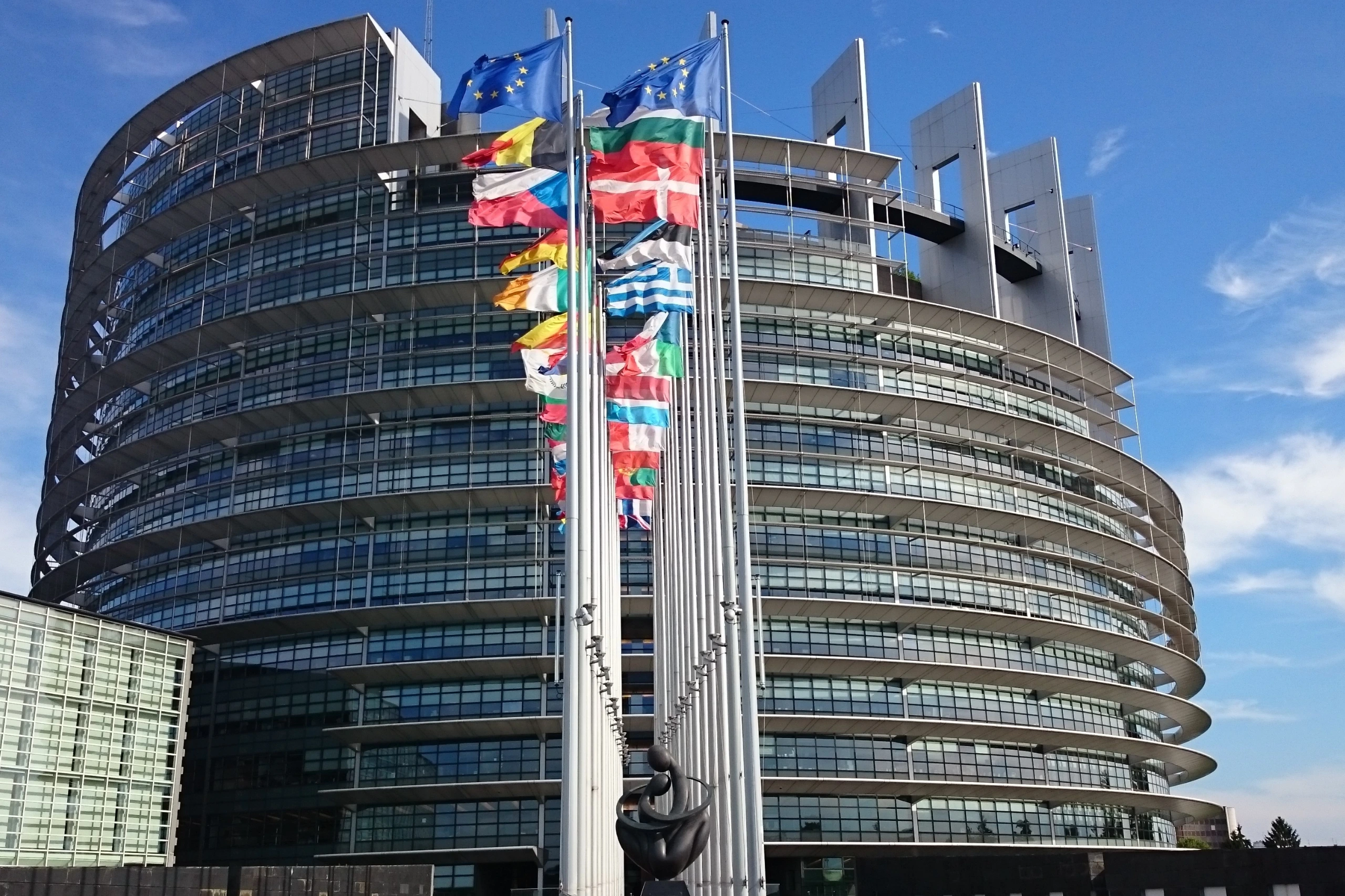 Európai Parlament épülete zászlókkal