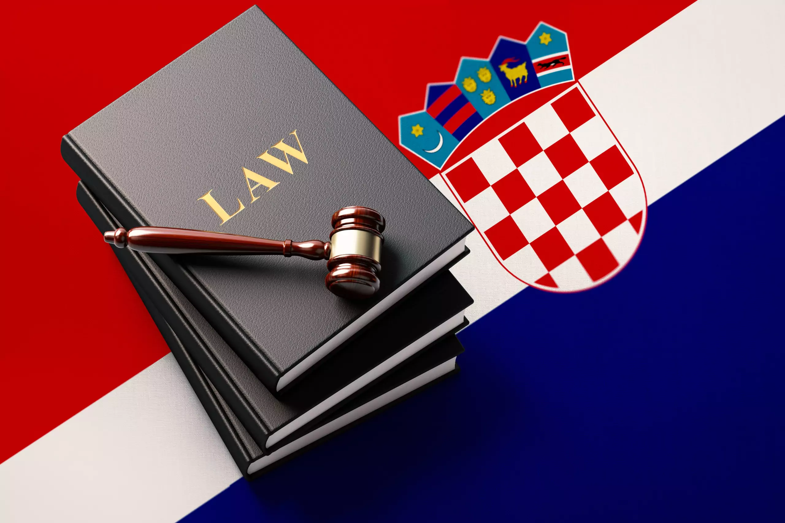 Törvénykönyvek és bírói kalapács horvát zászló hátterében
