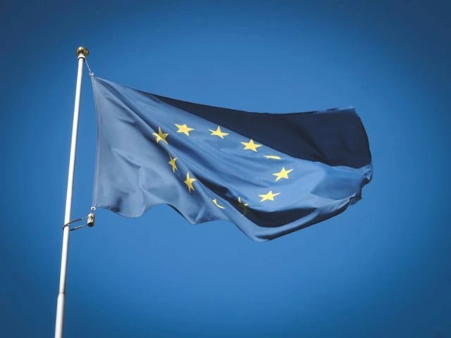 Európai Unió zászlaja kék égen