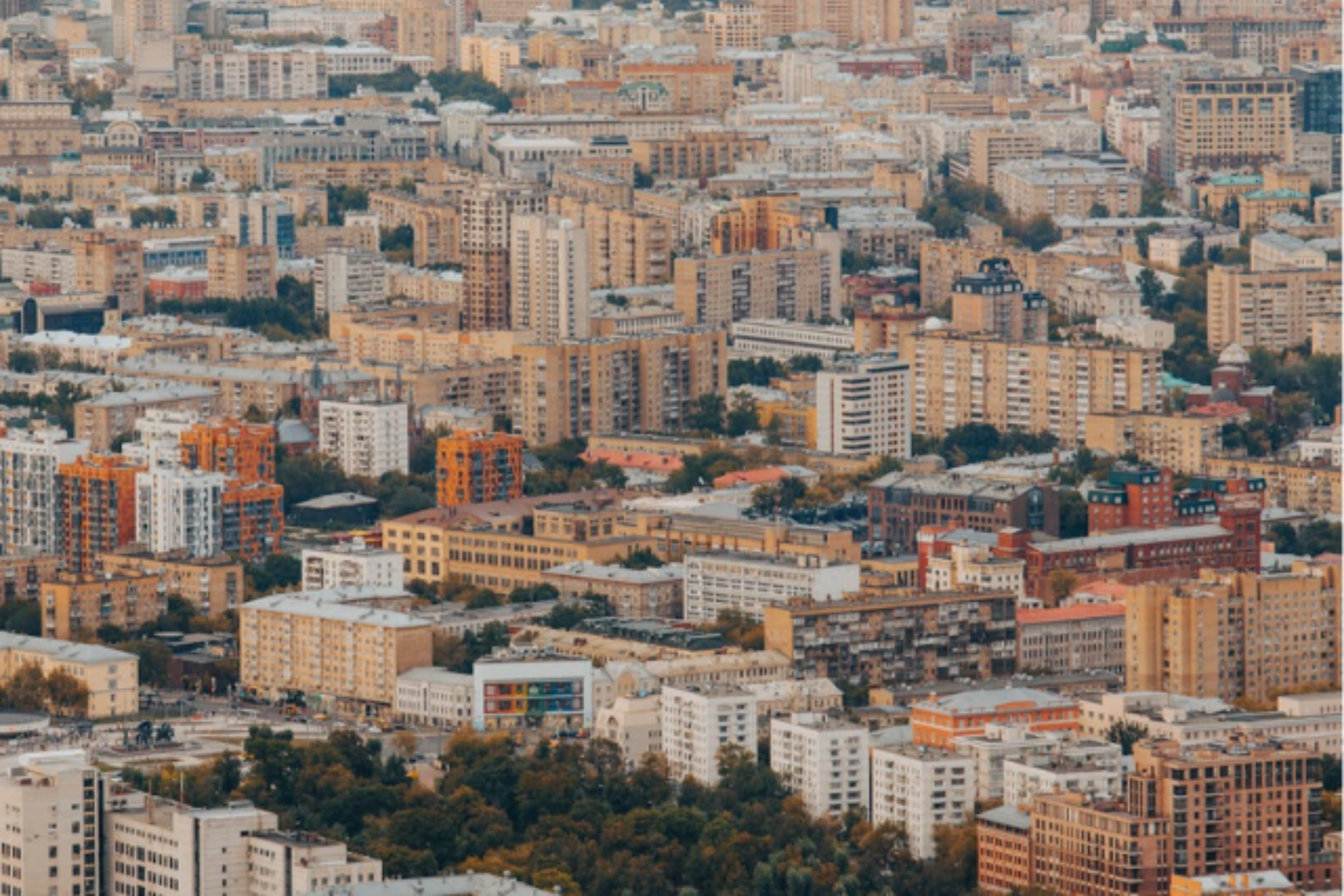 Városi panoráma lakóépületekkel
