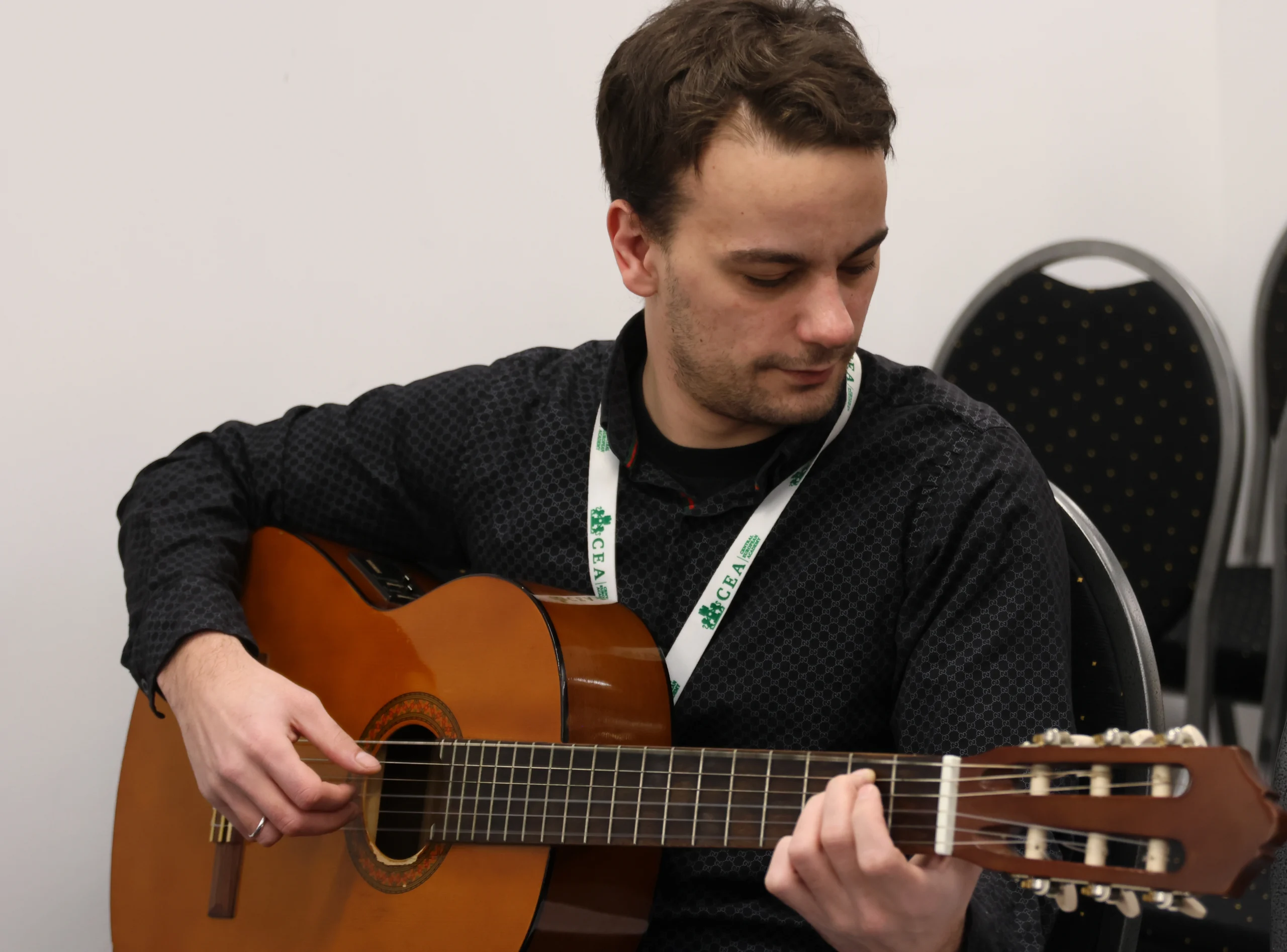 Gitáros előadó fellépése közelről