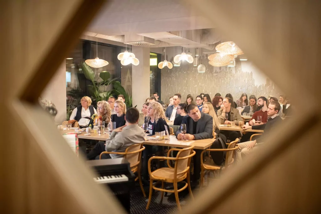 Közönség tagjai figyelmesen hallgatják az előadást