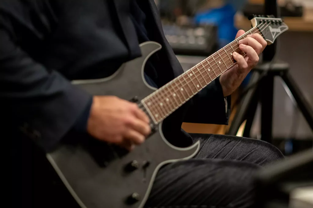 Gitáros előadó fellépése közelről