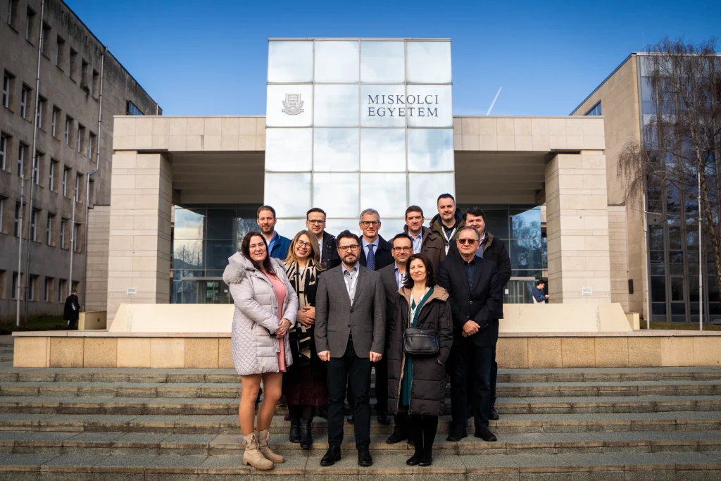 Csoportkép a Miskolci Egyetem előtt