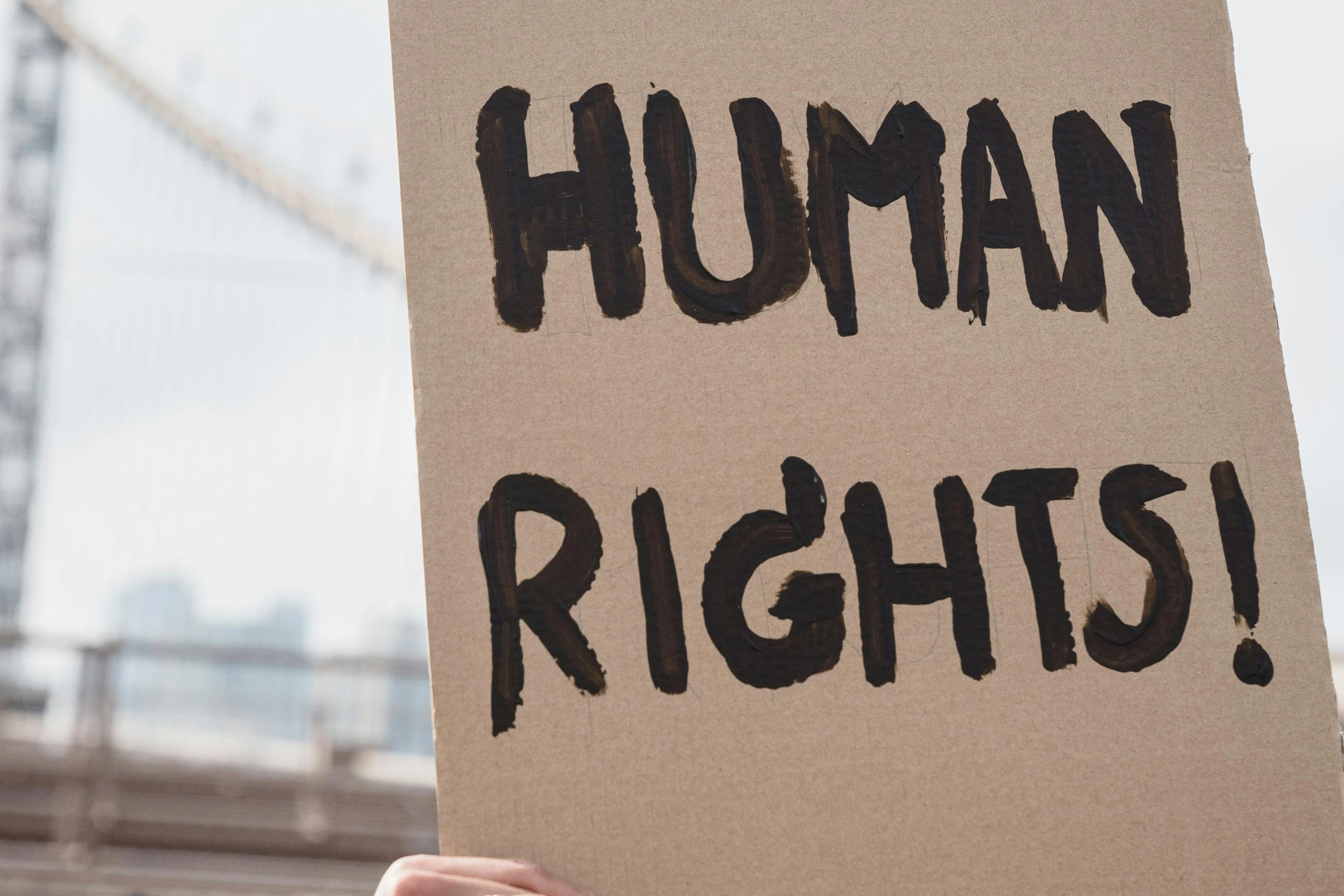 Kartonpapíron a "Human Rights" felirat