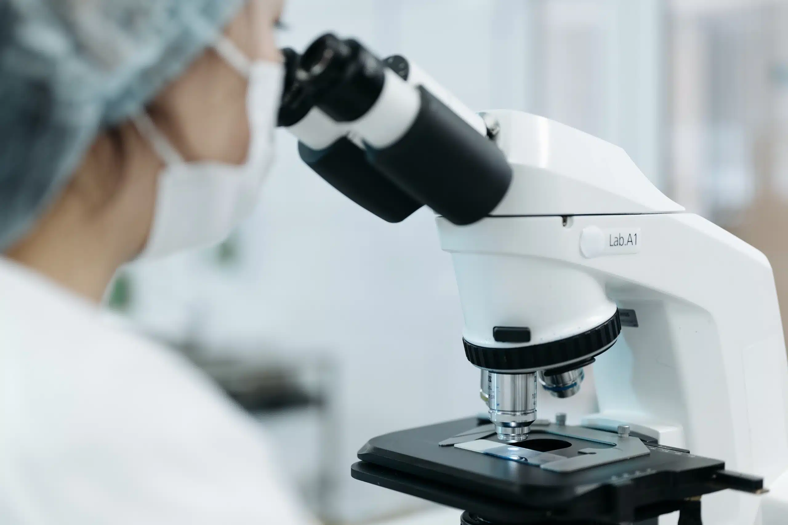 Fehér laboratóriumi mikroszkóp közelről