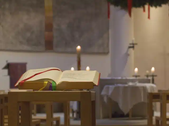 Gyertyákkal és misekönyvvel díszített oltár