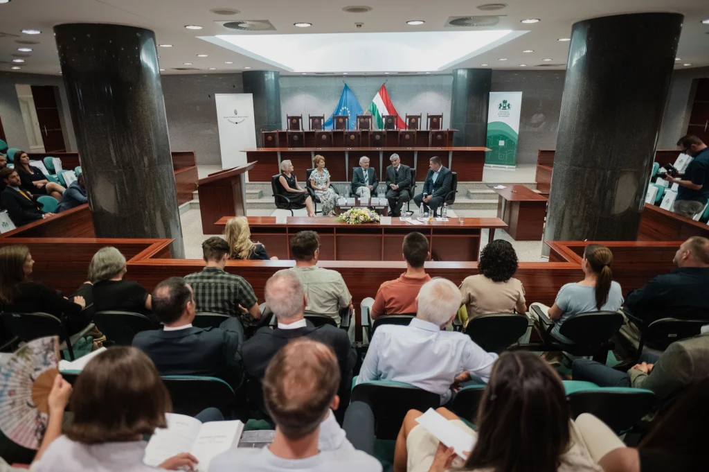Konferenciaterem előadással és hallgatósággal